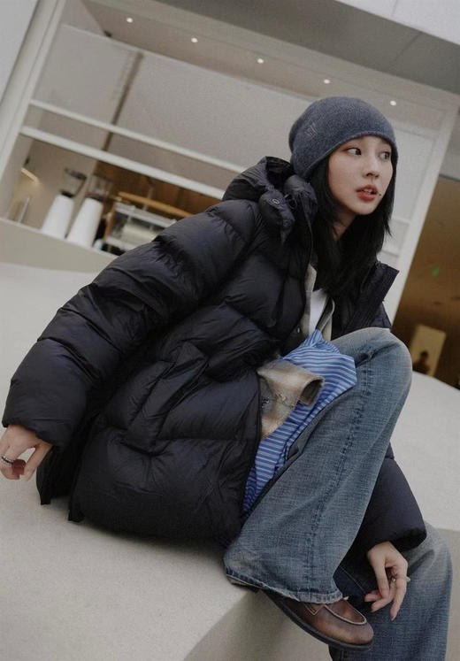 J**Y同款宽松连帽羽绒面包服 “行走小暖炉”连帽羽绒服 简洁实穿短款 轻盈舒适 蓬松温暖 90白鸭绒填充 小巧轻便 不显沉闷臃肿 商品图2