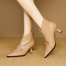 【预售5天】法式优雅羊皮高跟时装靴水钻蝴蝶结V口杏色尖头细跟短靴女DB&M6603