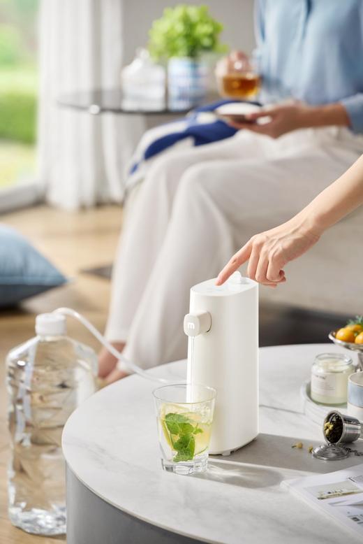 【迷你饮水机 告别酒店烧水壶】摩飞便携即热饮水机MR6063 普通矿泉水大小 放杯即出水 3秒速热 3档水温 安全童锁 食品级材质 一健自清洁 旅居/出行/户外露营/带娃/办公室 商品图7