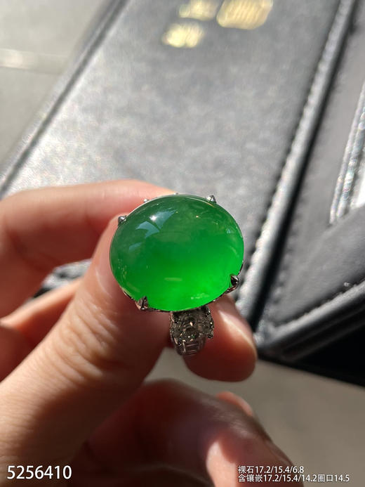 高冰种艳绿蛋面戒指【5256410】具体价格微信咨询 商品图3