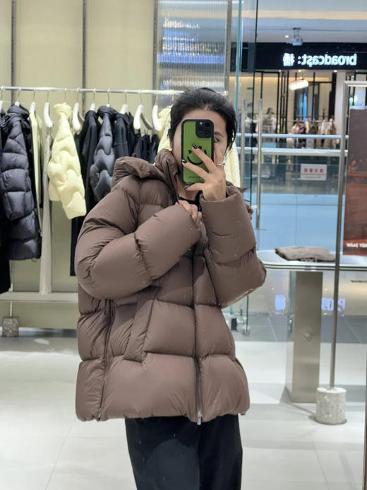 J**Y同款宽松连帽羽绒面包服 “行走小暖炉”连帽羽绒服 简洁实穿短款 轻盈舒适 蓬松温暖 90白鸭绒填充 小巧轻便 不显沉闷臃肿 商品图4