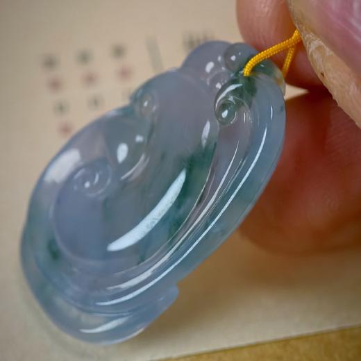 冰紫底翡翠飘花如意项坠 商品图2