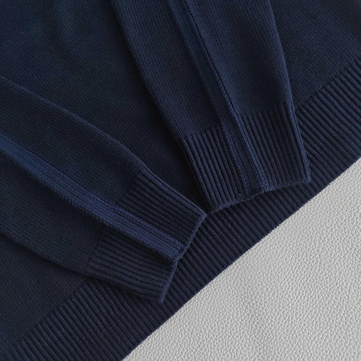 原单正品保时捷✖️BOSS联名款男士休闲圆领毛衣，羊毛混纺面料，柔软舒适贴身可穿，大C型领口 穿搭衬衣不紧绷，经典宝蓝色不管内穿还是外穿均好搭配  
尺码：S～XXL 商品图7