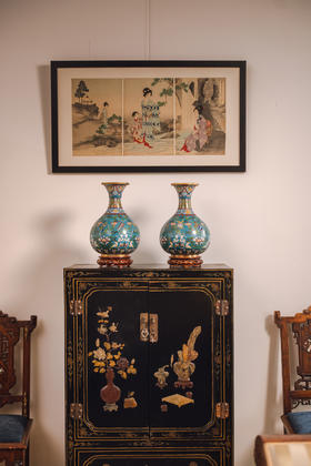 【已售】独角鹿西洋古董20世纪初中国出品硬木镂雕底座装饰松石绿地洋彩描金缠枝莲花祥纹景泰蓝花瓶一对