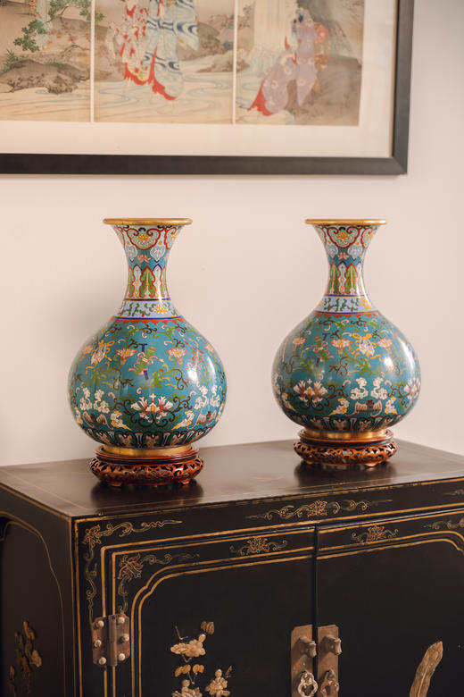 【已售】独角鹿西洋古董20世纪初中国出品硬木镂雕底座装饰松石绿地洋彩描金缠枝莲花祥纹景泰蓝花瓶一对 商品图1