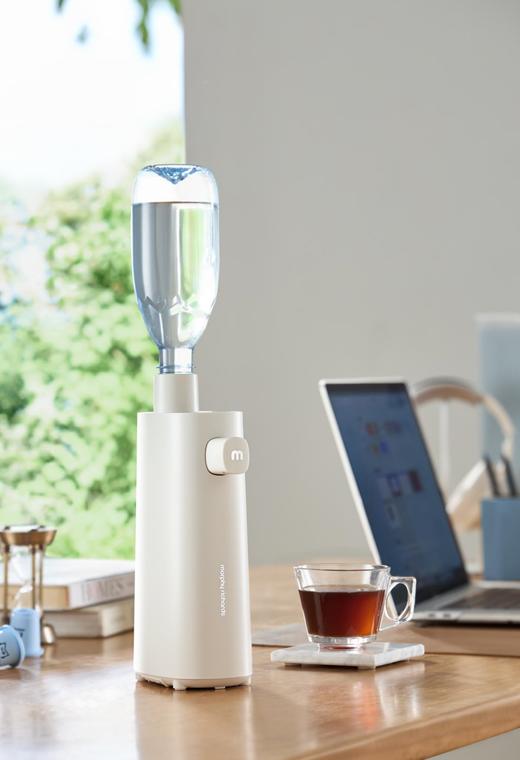 【迷你饮水机 告别酒店烧水壶】摩飞便携即热饮水机MR6063 普通矿泉水大小 放杯即出水 3秒速热 3档水温 安全童锁 食品级材质 一健自清洁 旅居/出行/户外露营/带娃/办公室 商品图4