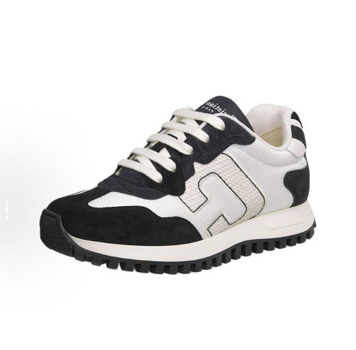 太懂时髦精了叭！2025新款迪奥 C'est Dior运动鞋 上脚那一刻就知道选对了，鞋底软软的很舒服，日常出街暴走完全没压力。 搭配阔腿裤慵懒又时髦，瞬间get法式复古风，秋冬穿搭灵感都被它承包了！ 商品图3