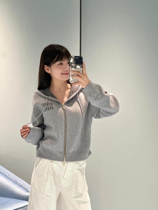 缪缪·25FW秋冬新款 双拉链字母提花连帽针织羊绒开衫(DQJ) 商品图5