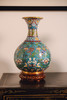 【已售】独角鹿西洋古董20世纪初中国出品硬木镂雕底座装饰松石绿地洋彩描金缠枝莲花祥纹景泰蓝花瓶一对 商品缩略图2