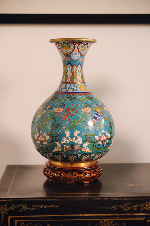 【已售】独角鹿西洋古董20世纪初中国出品硬木镂雕底座装饰松石绿地洋彩描金缠枝莲花祥纹景泰蓝花瓶一对 商品图2