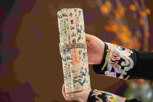 艺术喷绘+手工装裱：《千里江山图（典藏版礼盒）》，作品规格：22cm*626cm，礼盒清单：画卷、收藏证、监制证、帆布袋、鉴赏手册，定价1680，售价369元。 商品图2