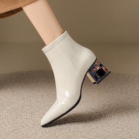 【预售5天】柔软漆皮白色春秋短靴女粗跟时尚尖头显瘦冬季水钻高跟马丁靴DSFG&1567