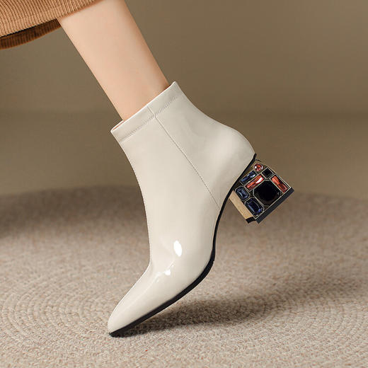 【预售5天】柔软漆皮白色春秋短靴女粗跟时尚尖头显瘦冬季水钻高跟马丁靴DSFG&1567 商品图0