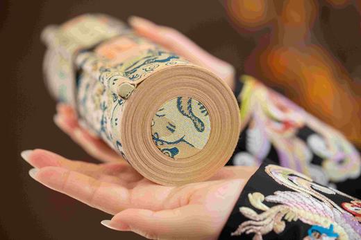 艺术喷绘+手工装裱：《千里江山图（典藏版礼盒）》，作品规格：22cm*626cm，礼盒清单：画卷、收藏证、监制证、帆布袋、鉴赏手册，定价1680，售价369元。 商品图4