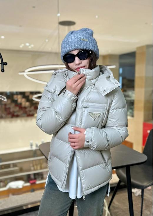 普拉达 经典三角标羽绒服（SS） 商品图1