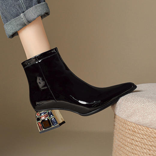 【预售5天】柔软漆皮白色春秋短靴女粗跟时尚尖头显瘦冬季水钻高跟马丁靴DSFG&1567 商品图2