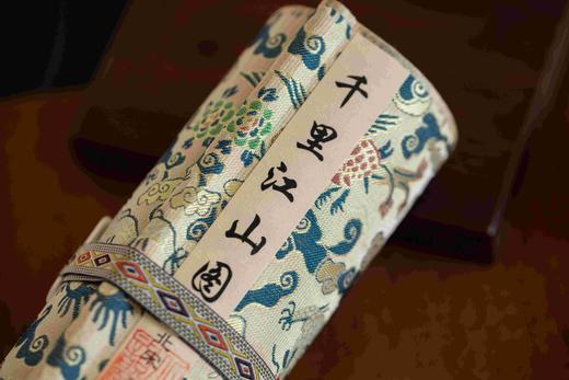 艺术喷绘+手工装裱：《千里江山图（典藏版礼盒）》，作品规格：22cm*626cm，礼盒清单：画卷、收藏证、监制证、帆布袋、鉴赏手册，定价1680，售价369元。 商品图3