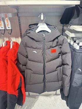 【春上新】【8.8折】8楼安踏儿童综训系列羽绒服基础黑 吊牌价：1599 活动价：1407.12