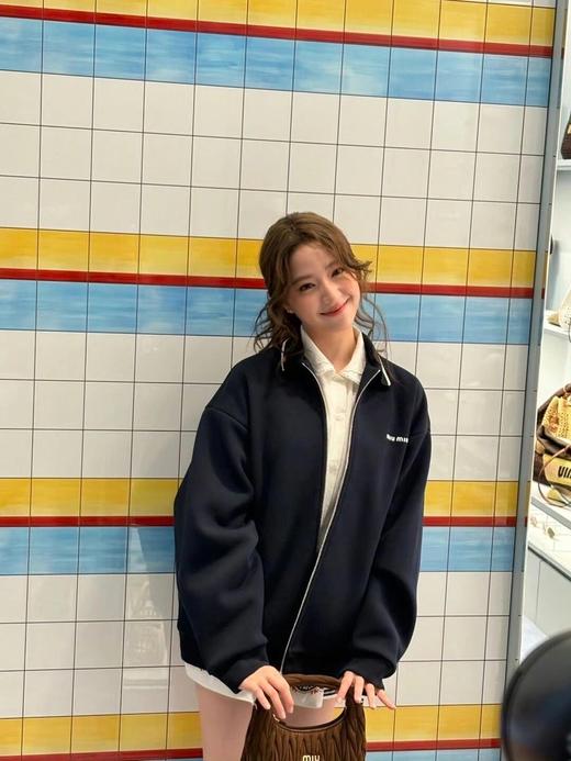 缪缪 25Ss春夏新款 字母刺绣立领拉链卫衣外套 男女同款(DQJ) 商品图4