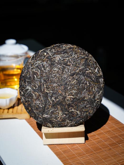 10月31日中午12点【沧海一叶】2025年临沧茶区磨烈古树春茶，东半山的阳刚+西半山的阴柔，幽兰野韵蕞绝伦 黯然销魂！357克/饼，拍5发6 商品图3