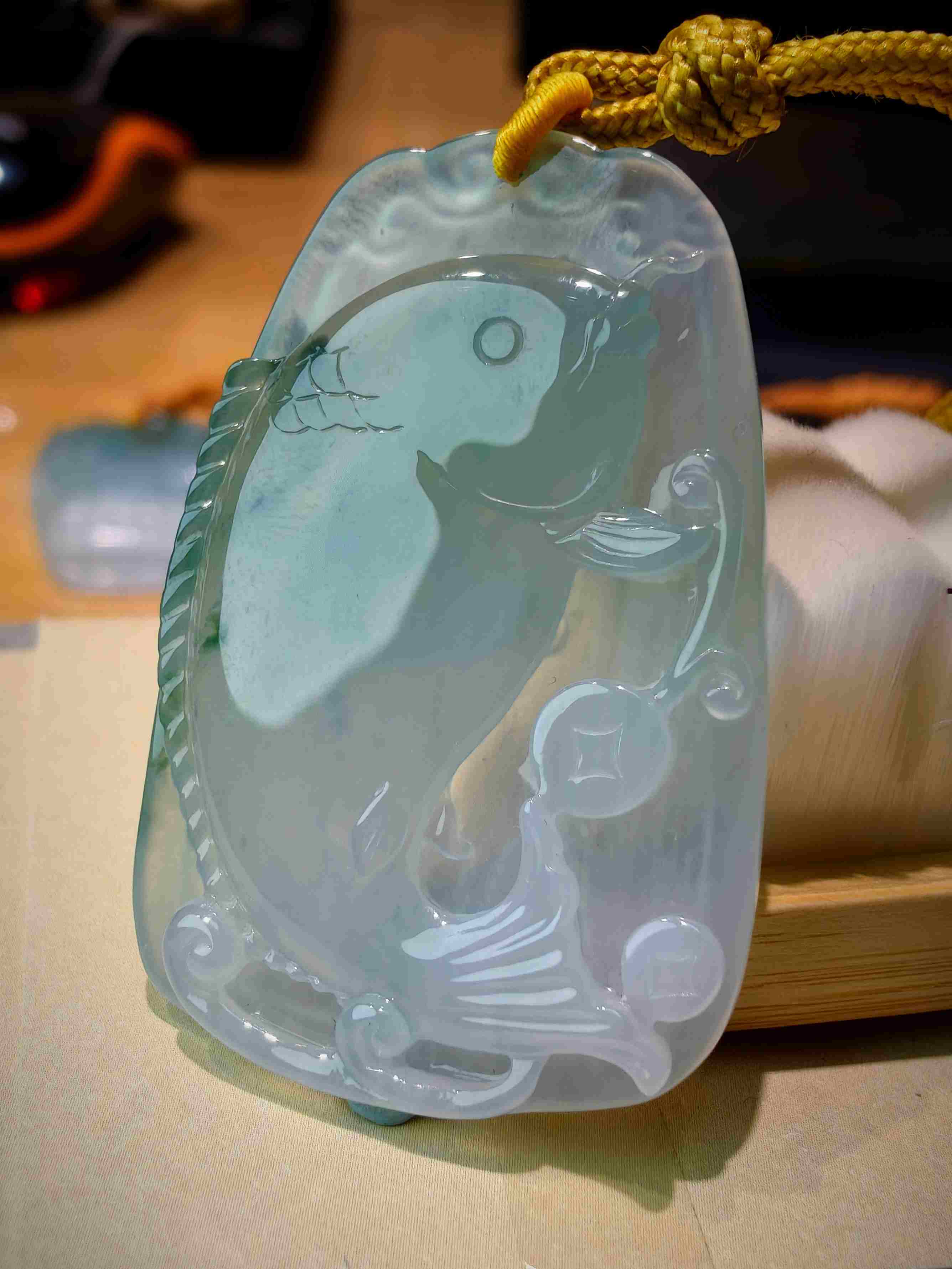 鲤跃衔金翡翠挂件