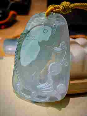 鲤跃衔金翡翠挂件