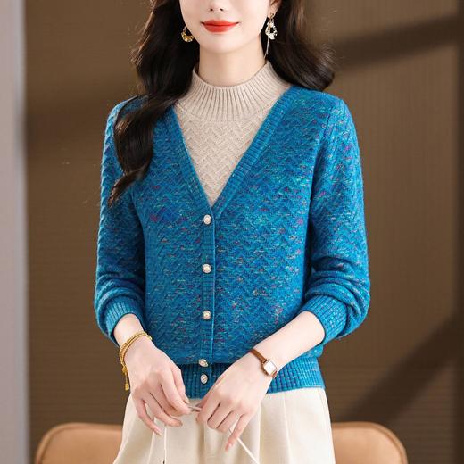 CC2025秋冬新款假两件V领针织衫女酒红色菱格纹高级感短款通勤毛衣 商品图3