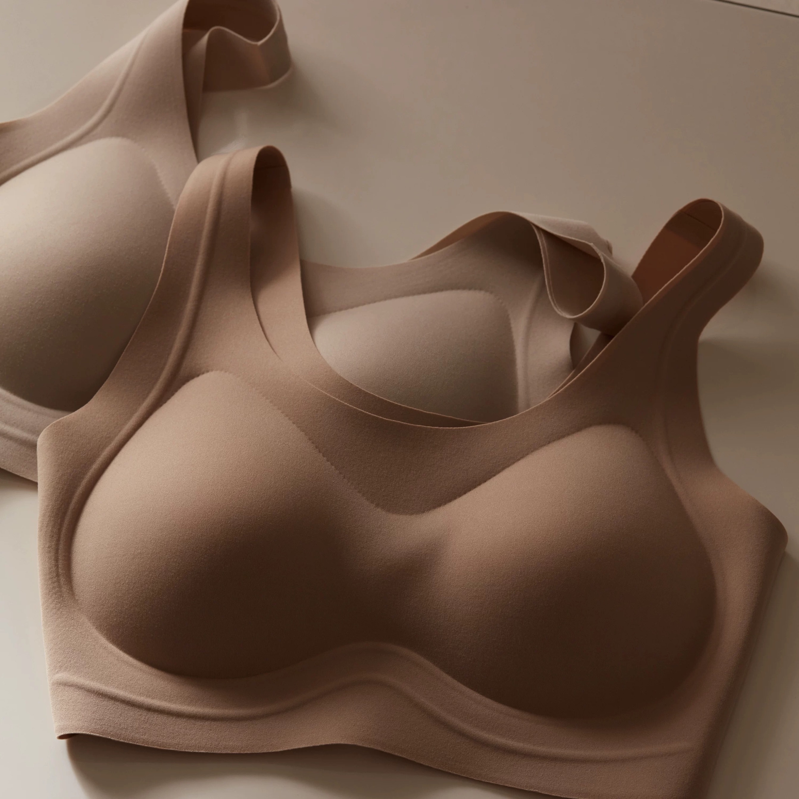 一件摆脱束缚的解压内衣！秋冬必备 轻暖微磨毛Bra 细腻磨毛面料，温暖就像贴身小棉袄~无钢圈束缚 让你舒适一整天 对于小胸的姐妹们来说，这款内衣也能给予足够的温暖和包裹，让每个人都能享受到冬日的温暖。