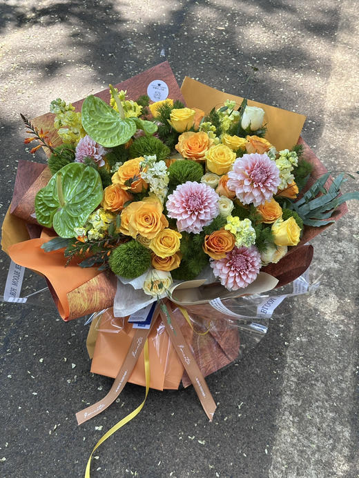 手打圆形半开放式花束。手打花束花枝长。 商品图0