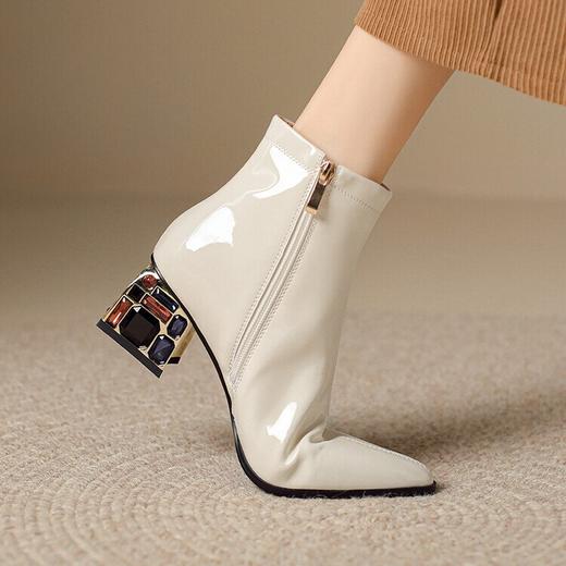 【预售5天】柔软漆皮白色春秋短靴女粗跟时尚尖头显瘦冬季水钻高跟马丁靴DSFG&1567 商品图1