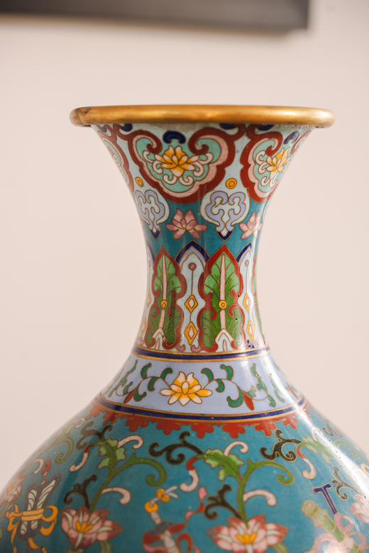 【已售】独角鹿西洋古董20世纪初中国出品硬木镂雕底座装饰松石绿地洋彩描金缠枝莲花祥纹景泰蓝花瓶一对 商品图4