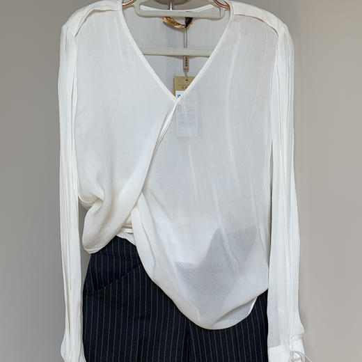 孤品-颈袖添香新款ol衬衫修身时尚袖口绑带女士衬衣J20133948A（四季可穿）不退可换 商品图1