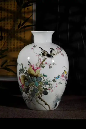 粉彩富贵迎春赏瓶