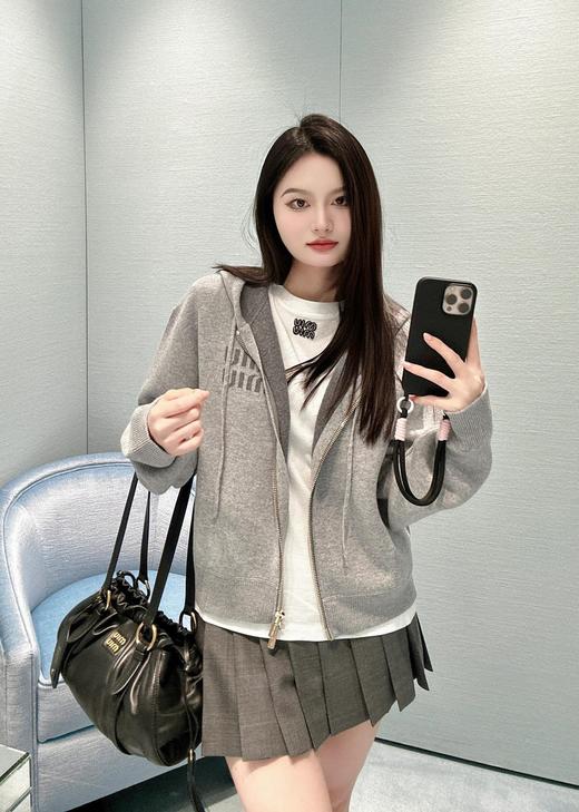 缪缪·25FW秋冬新款 双拉链字母提花连帽针织羊绒开衫(DQJ) 商品图2