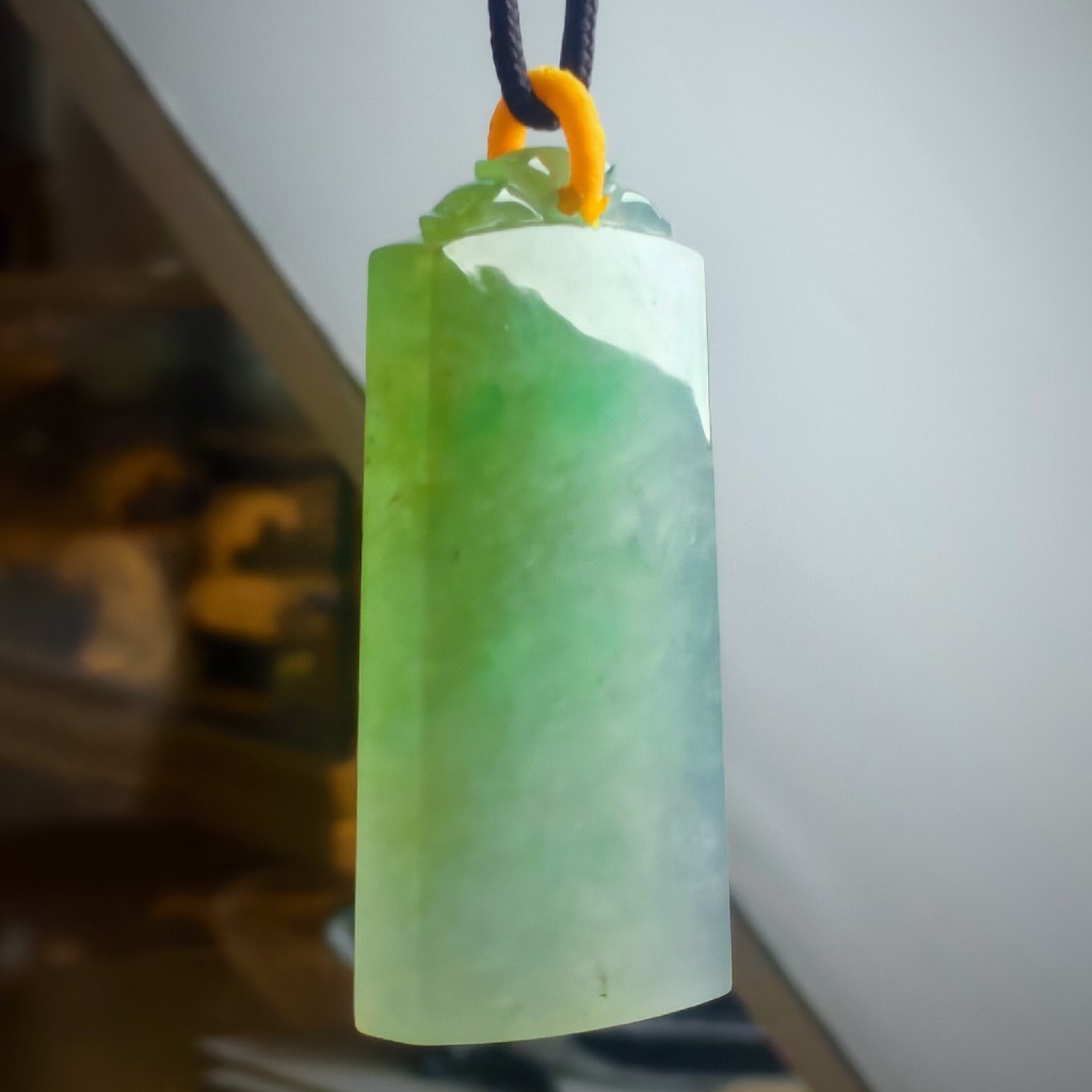 黄加绿翡翠平安无事牌