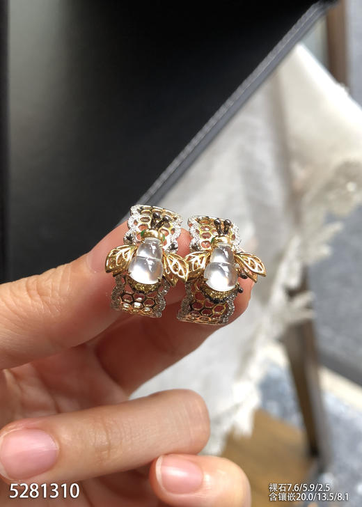 5281310，蜜蜂耳钉。具体价格微信咨询 商品图0