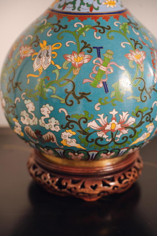 【已售】独角鹿西洋古董20世纪初中国出品硬木镂雕底座装饰松石绿地洋彩描金缠枝莲花祥纹景泰蓝花瓶一对 商品图5