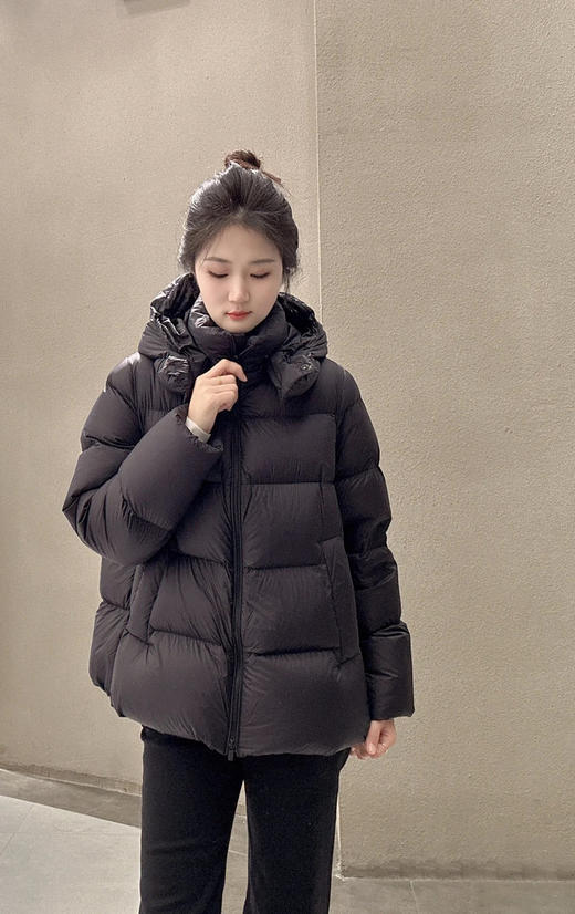 J**Y同款宽松连帽羽绒面包服 “行走小暖炉”连帽羽绒服 简洁实穿短款 轻盈舒适 蓬松温暖 90白鸭绒填充 小巧轻便 不显沉闷臃肿 商品图6