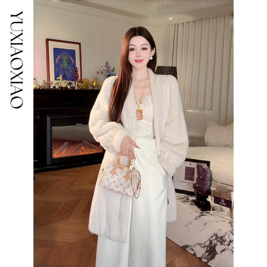 余潇潇【戴安娜传奇】全抽刀天鹅绒水貂桑蚕丝里布V领长款水貂外套 商品图3