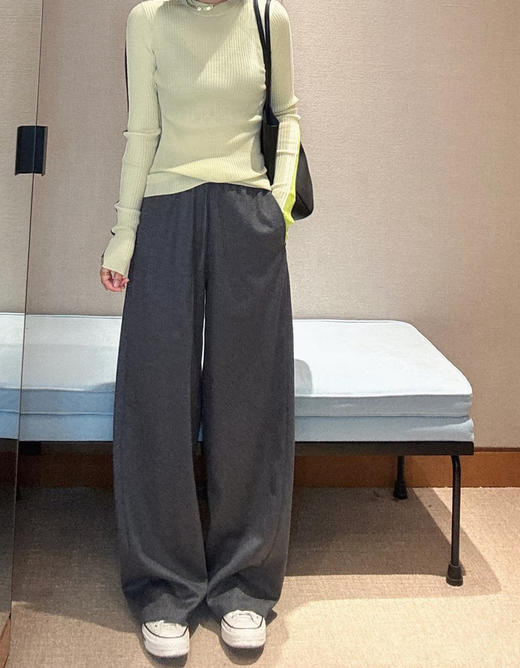 松弛感通勤懒人羊毛呢休闲直筒裤 羊毛羊绒混纺 手感柔软饱满 筋骨感好 微磨绒呢感工艺处理 极简裤型 自然又显瘦 商品图6