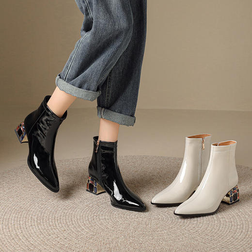【预售5天】柔软漆皮白色春秋短靴女粗跟时尚尖头显瘦冬季水钻高跟马丁靴DSFG&1567 商品图4