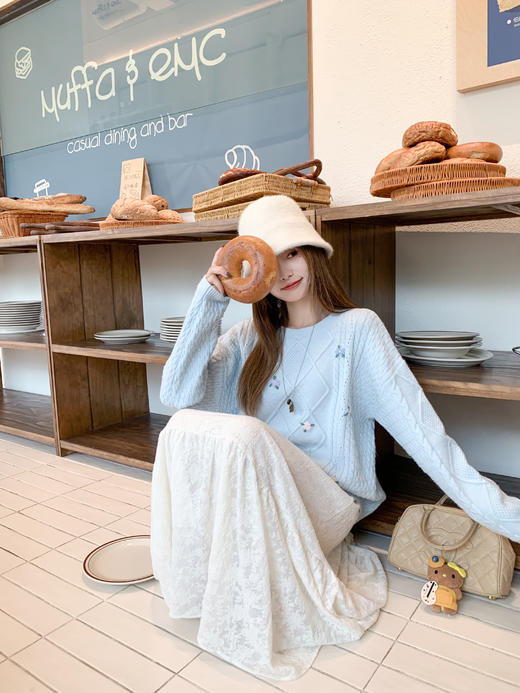 【169元任选2件】现货！蓝色绣花麻花毛衣 商品图9