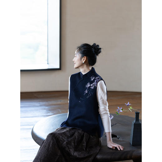 牧衣游原创 水波纹重工手绣双面呢马夹冬蓬松保暖百搭开衫 弥山雨 商品图3