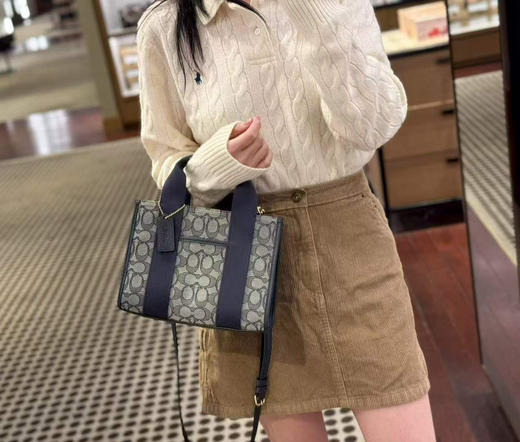 💰1498🇺🇸直邮到手✈️Coach Smith小号托特包💥内部空间很大，可以轻松装下你的日常用品，不论是上学、上班还是约会，都能轻松背上它，‼️尺寸24*18*10cm 商品图8