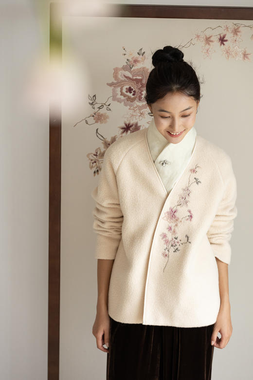 牧衣游原创手工刺绣棉羊毛毛呢短外套冬V领文艺百搭保暖开衫 植往 商品图5
