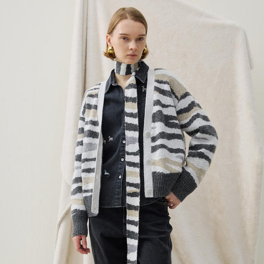谜底针织开衫长袖2025年冬季新品时髦廓形慵懒斑马纹女254MZ1911 商品图0