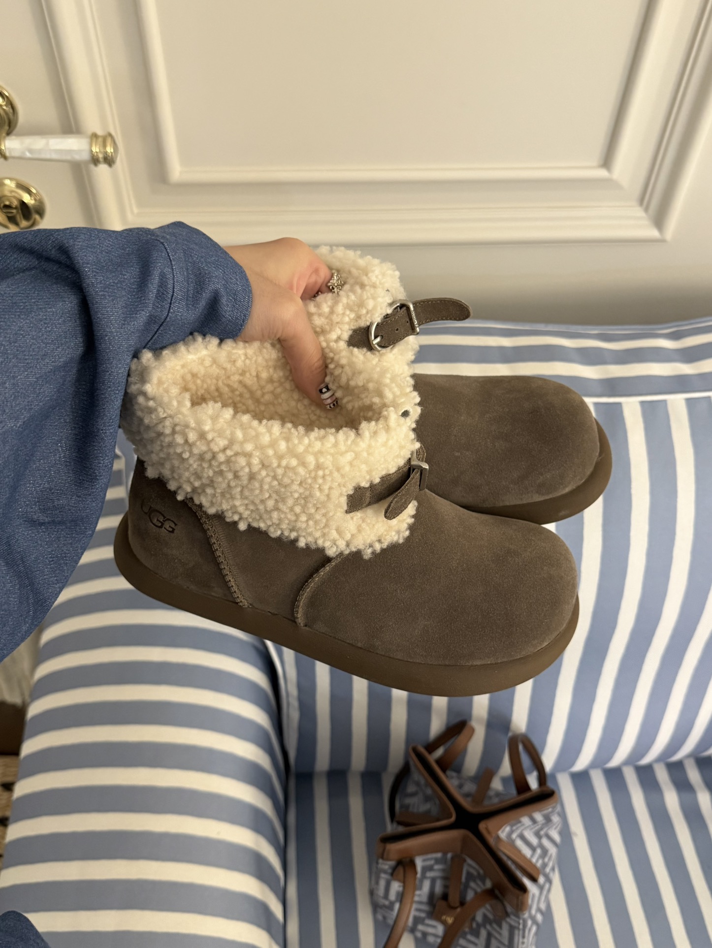 【全球第二好的】UGG羊卷毛扣饰雪地靴 秋冬治愈系搭配 承包你一整个冬天的温柔与暖意 当复古风遇上暖冬刚需，这双扣带雪地靴直接把氛围感拉满！  牛绒鞋面搭配蓬松羊毛领口，自带温柔滤镜