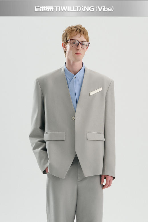 启世录TIWILLTANG“致御格际”金属标无领西装西裤套装 商品图5