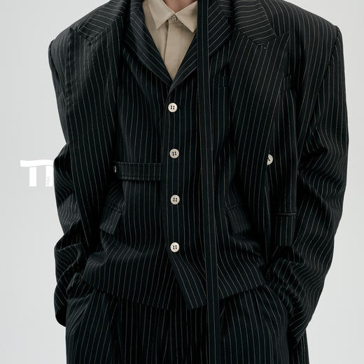 启世录TIWILLTANG“迹像默影”短款袢带西装 商品图1