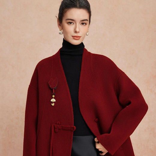 QH900斯尔丽25新款新国风双面双色手工盘花宽松气质高雅短羊毛大衣 商品图4